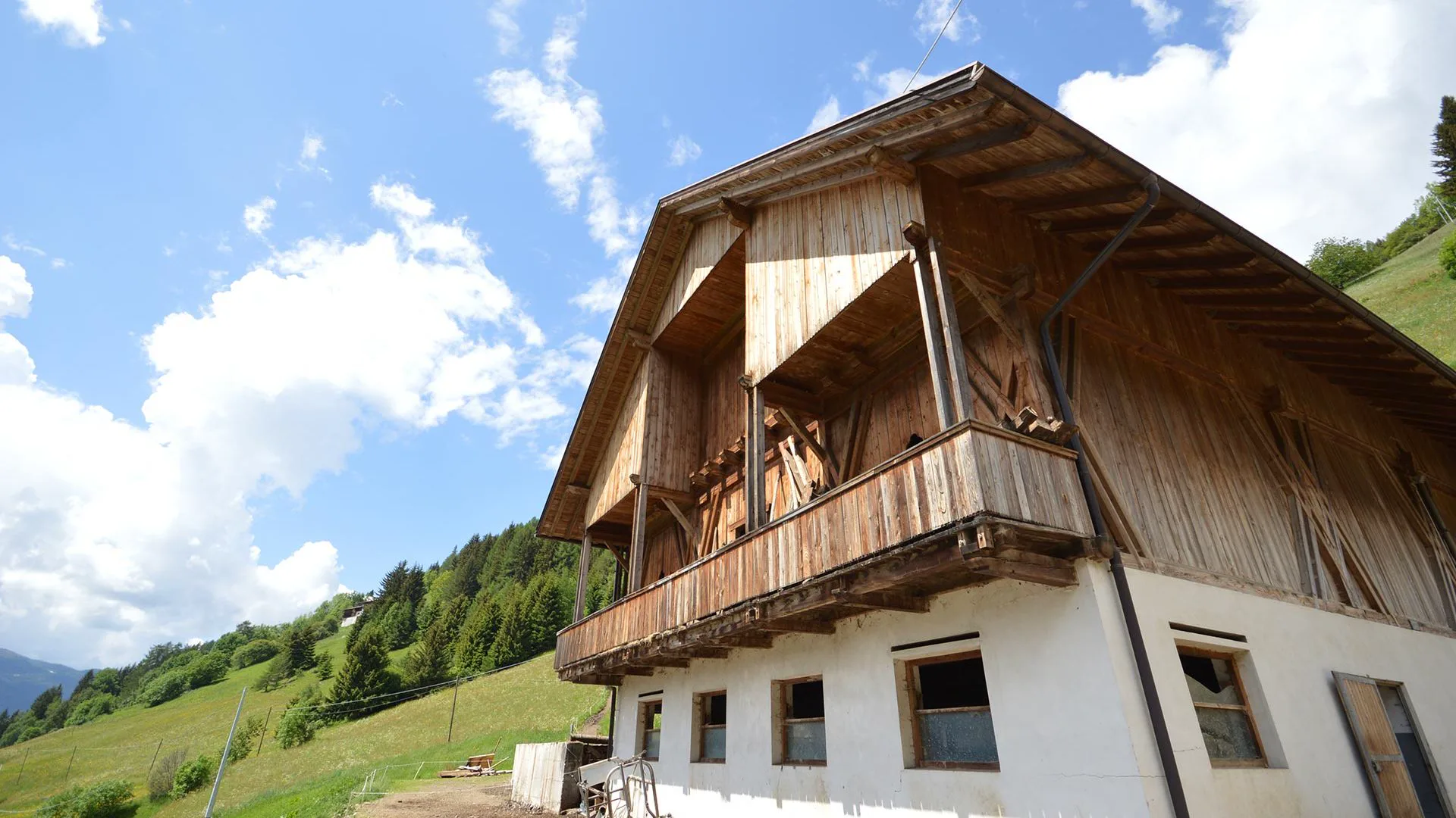 Bauernhof und Berglandschaft am Kindlerhof
